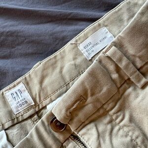 GAP Men's Essential Khaki Pants - Tan